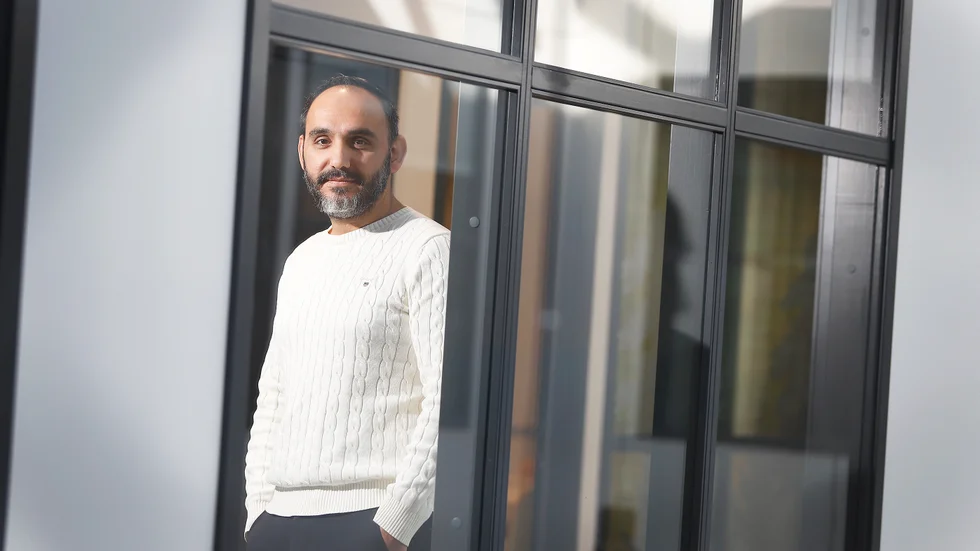"Vi beviljar färre utbetalningar än tidigare och det beror på att vi ställer högre krav och gör djupare utredningar, säger enhetschefen Ewan Denha på ekonomiskt bistånd.