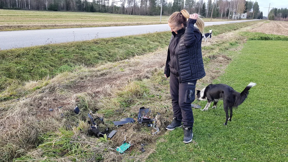 När Nina Lindberg, Lillpite, kom hem förra fredagen upptäckte hon att den som dikesröjt kört över hennes robotgräsklippare som bara blev flisor.