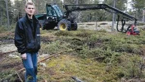 Vågar satsa. Erik Larsson, 24 år, vågar satsa på en framtid på landsbygden. Tillsammans med sin far har han bildat ett nytt aktiebolag som köpt in en skogsmaskin, en skördare speciellt anpassad för gallring, som ska användas för entreprenaduppdrag. FOTO: HANS BRANDIN