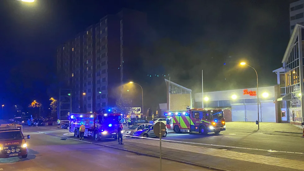 Branden i Årby centrum var anlagd och sätts i samband med flera utpressningsförsök.