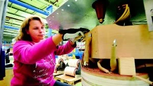 Ett exempel. Hexaformers etablering i Västerivk nämns som ett exempel på den senare tidens nyetableringar i länet. Heléne Hoffman monterar en av Hexaformers allra första transformatorer.Arkivbild: Anders Steiner