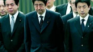Bara män. Få kvinnor i Japan har något politiskt inflytande. Det här bilden är typisk, premiärminister Shizo Abe i mitten omgiven av idel män i regeringen.Foto: Katsumi Kasahara/AP/Scanpix
