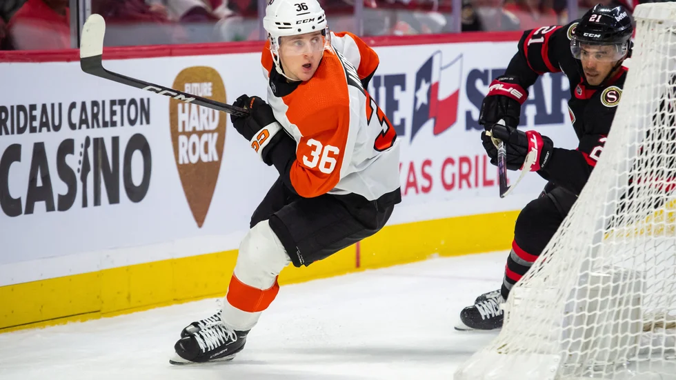 Philadelphia Flyers back Emil Andrae med pucken i NHL-matchen mot Ottawa Senators.