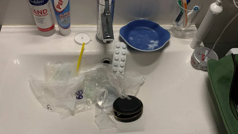 När polisen bröt upp dörren hade mannen låst in sig i badrummet, där han misstänks ha försökt spola ned narkotika. 
