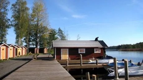 Nere vid Marströmmen finns 20 nybyggda sjöbodar, tre helrenoverade båthus, bryggor och båtplatser till uthyrning.