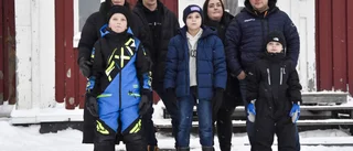 Protester när skolan hotas: "Det är oroande för våra barn"