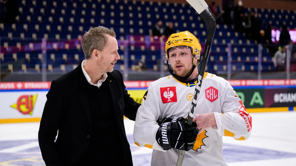 Robert Ohlsson kunde glädjas åt seger mot Färjestad och avancemang i CHL. Här tillsamman med Oskar Nilsson, som gjorde två av AIK:s mål.