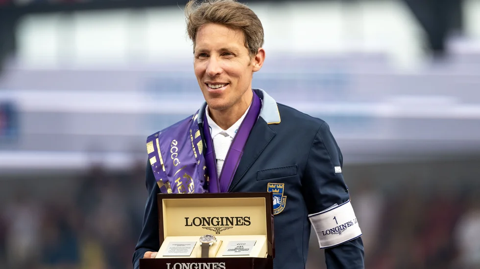 Henrik von Eckermann och klockan som han vann på VM 2022.