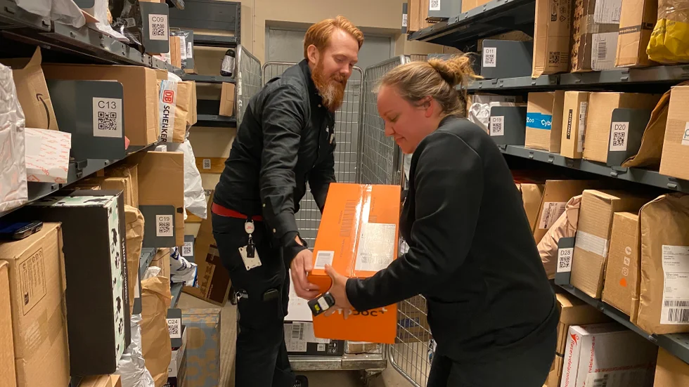 Ica Supermarket Hårstorps butikschef Tommy Sandberg och medarbetaren Nadja Hellström har fullt upp med att ta hand om alla paket inför julen.