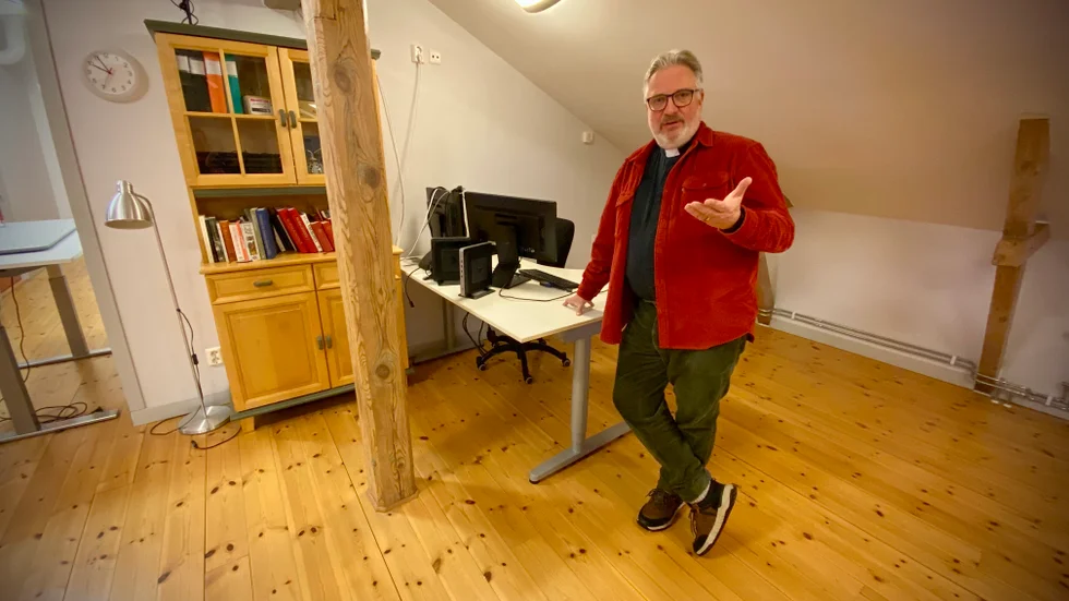 Kyrkoherde Ulf Engström med några av de datorer som är utslagna av ett virus, planterat av någon som kräver Svenska kyrkan på lösensumma för att låsa upp dem igen. "Väldigt allvarligt"