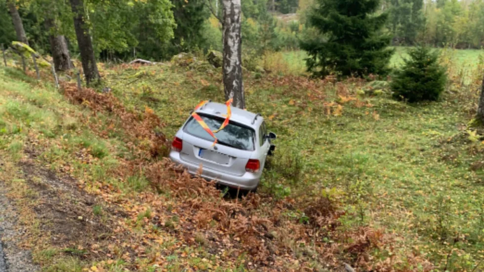 Mannen var på väg från ett arbetspass. Han somnade då vid ratten och krockade med ett träd.