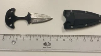 Den 45-årige mannen var beväpnad med denna kniv när han befann sig i Boxholm. (Bilden är hämtad ur domen.) 
