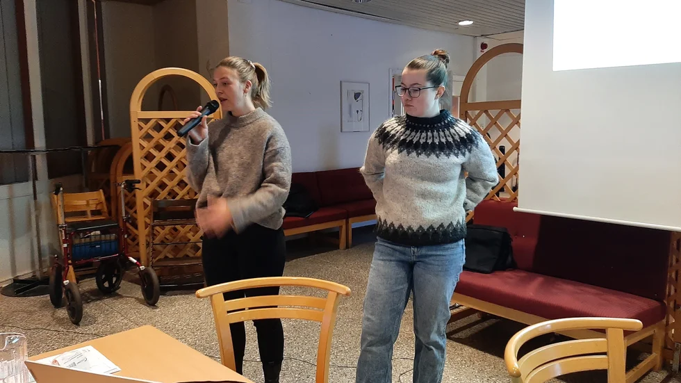 Ronja Biberg-Hansen och Liza Hallmin berättade om hur viktigt att röra på sig när man har kol.