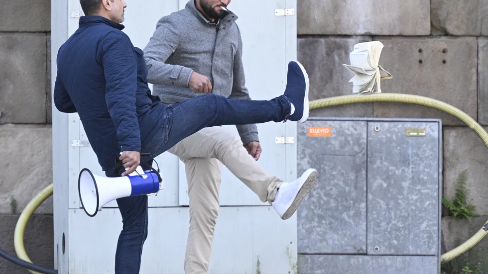 Salwan Momika och Salwan Najem sparkade först på boken innan Najem tände eld på några sidor.
