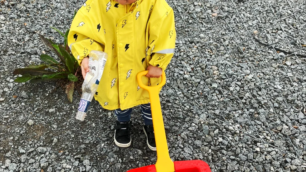 Skickar in en läsarbild på barnbarnet vars sommarsyssla är att hålla gatorna rena från skräp, skriver Britt-Inger Bergenstråle. Tack för din bild, sådana skräpplockare behövs verkligen!