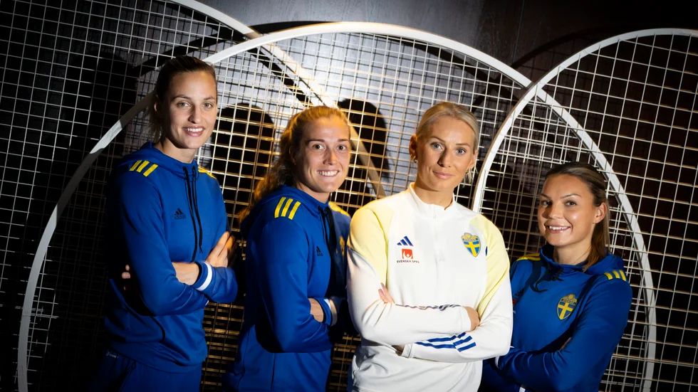 Eftertraktad kvartett i Auckland. Nathalie Björn, Filippa Angeldahl, Stina Blackstenius och Johanna Rytting Kaneryd vid söndagens pressträff inför semifinalen mot Spanien under fotbolls-VM i Australien och Nya Zeeland.