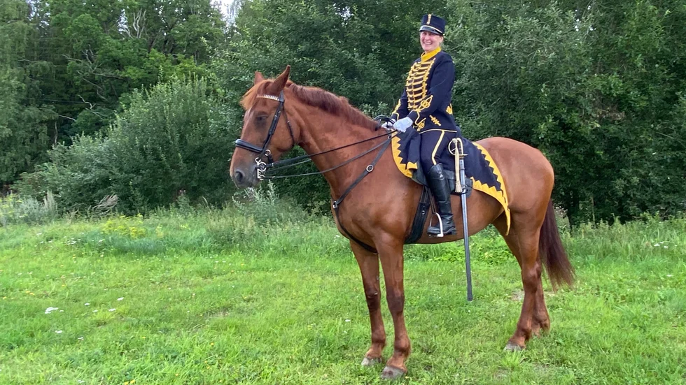 När Camilla är med på vaktparader och uppvisningar är det traditionella kläder som gäller. Detta är en kopia av den uniform som husarerna bar 1895. Camillas sabel däremot är ett original från 1893 och även Stars förbygel är original från 1800-talet. 