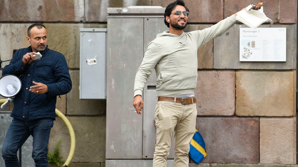 Tidigare i år brände Salwan Momika en koran på Mynttorget. Nu har Salwan Najem (till vänster) fått tillstånd till en allmän sammankomst på samma plats. Arkivbild.
