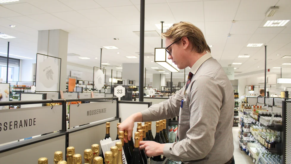 William berättar att han har ett stort intresse för dryck och smaker. På Systembolaget får han chansen att utveckla sina kunskaper inom området. 
"Sen tror jag också jag har utvecklats ganska mycket som person, där just servicemänniskan som kanske fanns inom mig nu har kommit fram och sagt hej."