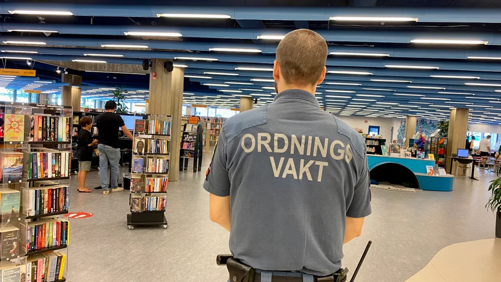 Vi behöver inte fler ordningsvakter och väktare på våra gator. Det behövs fler poliser med bättre villkor och högre löner. Varför inte en kommunal närpolis istället? Den nya ordningslagen privatiserar våldsmonopolet och ger det till snabb- och lågutbildade vakter. (Arkivbild)