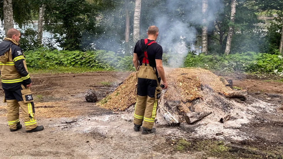 På tisdagseftermiddagen larmades räddningstjänsten till en komposthög i närheten av Landskyrkan.