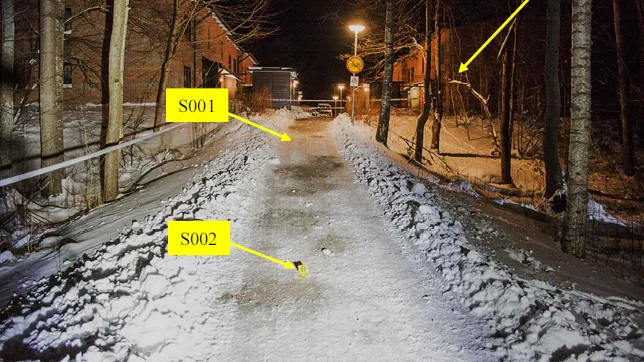 En man i 25-årsåldern knivhöggs till döds utomhus i Gottsunda en kväll i mars förra året. Nu ställs fyra män inför rätta. 