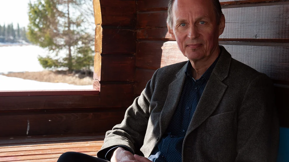 Pajalaförfattaren Mikael Niemi släpper snart sin bok "Sten i siden" på Piratförlaget.
