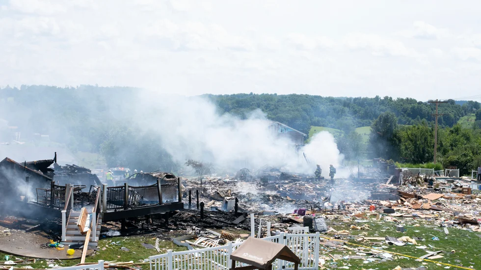 Två brandmän begrundar förödelsen efter explosionen i Plum, Pennsylvania.