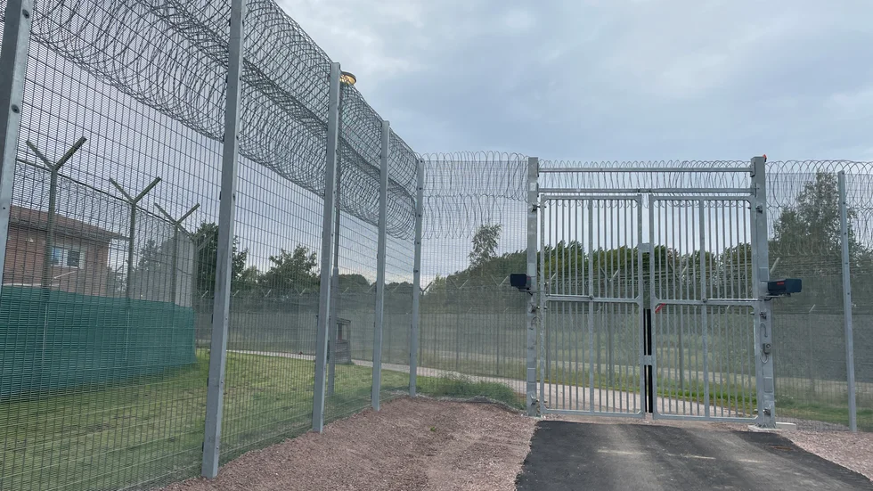 Tingsrätten beslutade på tisdagen att det inte längre finns skäl för att de tre männen ska sitta häktade, och de släpptes därmed omedelbart. 
