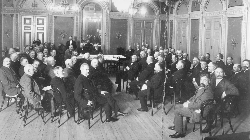 Under de första 50 åren hölls landstingets sammanträden på Stora Hotellet. Klagomålen var många på dålig akustik och ventilation men också på störningar från hotellets övriga verksamheter. Fotot visar 1911 års landstingsmöte.