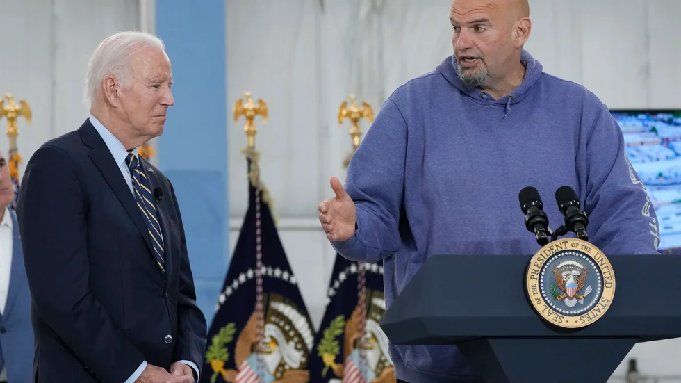 Pennsylvanias demokratiske senator John Fetterman är känd för sin avslappnade klädstil. Här är han fotograferad tillsammans med president Joe Biden. Arkivbild.