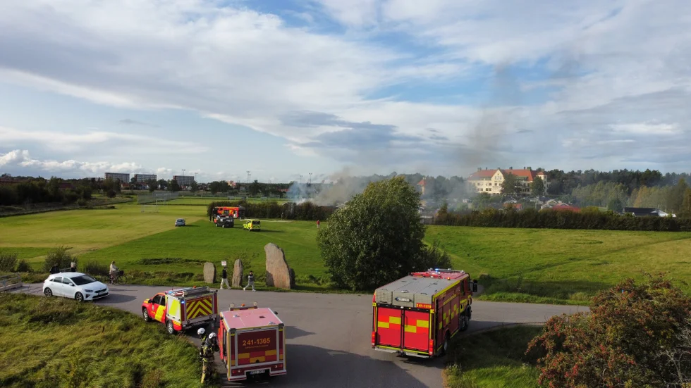 Det började brinna i en kolonistuga vid Balsta under tisdagseftermiddagen.