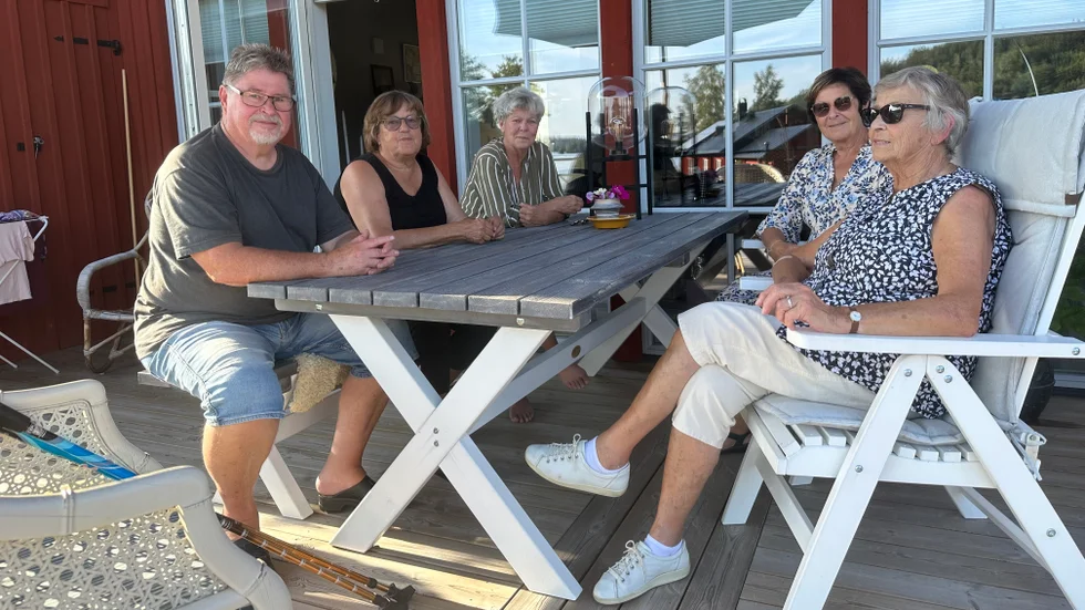 Från att tidigare inte ha känt varandra är de i dag grannar och delaktiga i olika grupper i hyreskooperativet. Lennart Södling, Ann-Marie Lundqvist, AnneMi Ross, Lillemor Haraldsson och Ebba Jonsson.