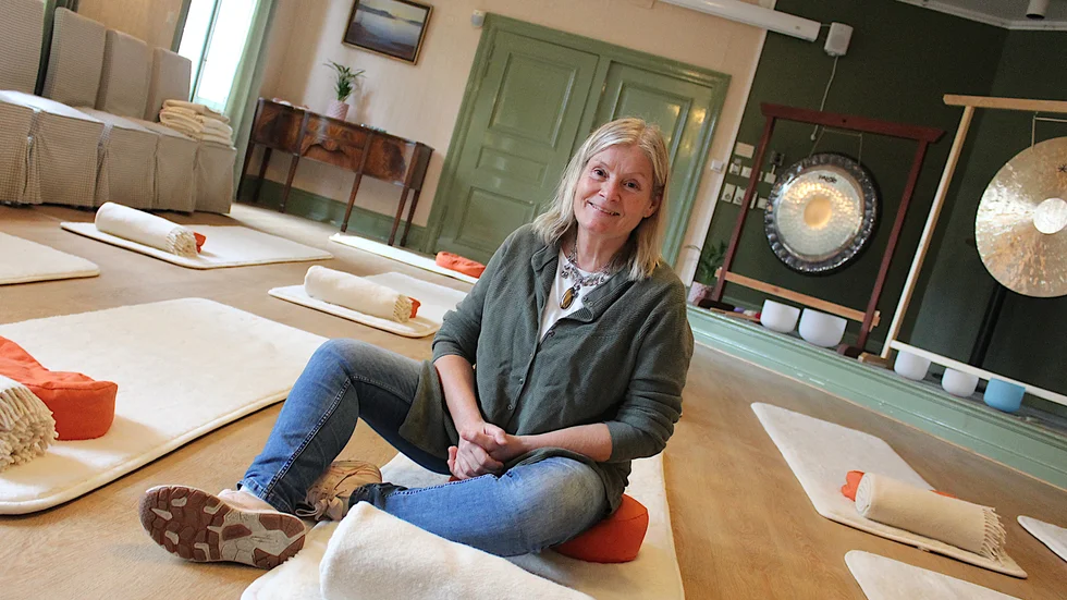 Karin Svensson har flyttat in i Kisa wärdshus med sin yogastudio. Kring årsskiftet kan det bli aktuellt att på nytt packa flyttkartongerna.
