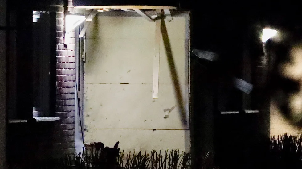 En detonation inträffade vid ett flerfamiljshus i Bro nordväst om Stockholm strax före midnatt på fredagen. Ingen person ska ha kommit till skada.