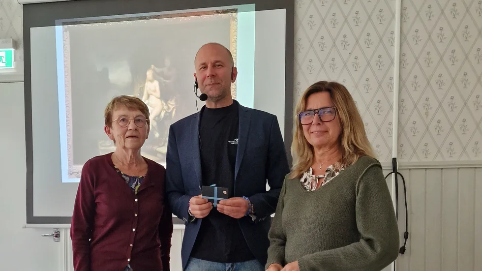 Ordförande Nanny Öryd och övertandläkare Konstantin Sarkissov, samt områdeschef Eva Holmgren