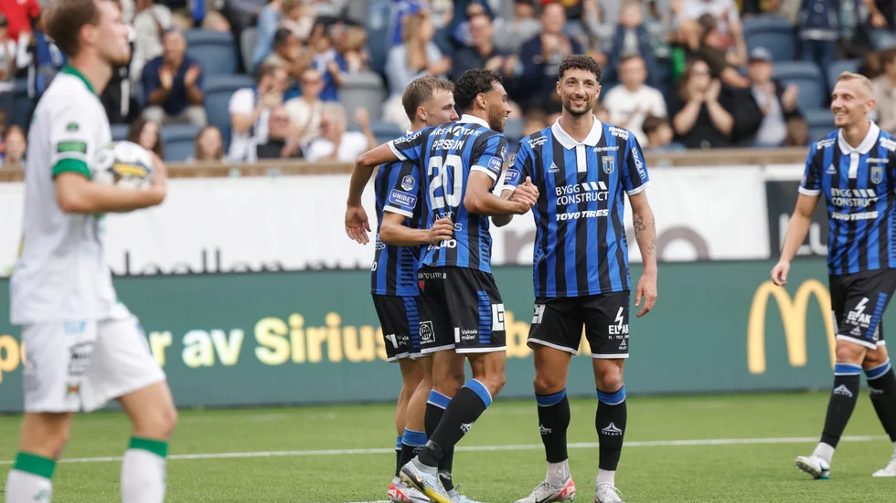 Sirius Joakim Persson (nr 20) firar ett av sina tre mål mot Varberg 7–0-krossen.