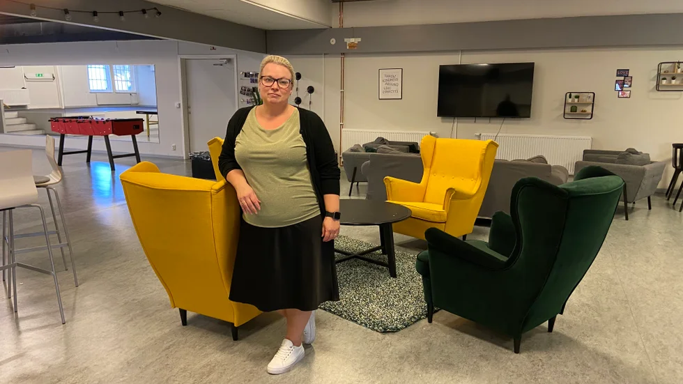 "Sätt er ner och prata på djupet med era barn, fråga inte bara hur det var i skolan idag", är fritidsgårdschef Annelie Bradleys uppmaning till tonårsföräldrar.