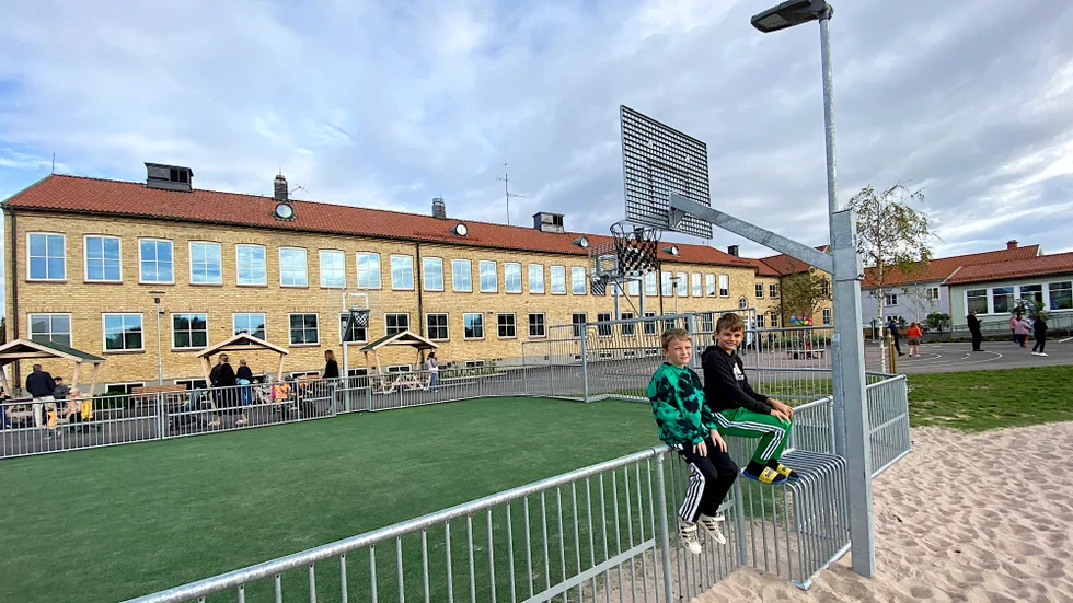 Sigge Lagringe och Douglas Gustafsson gillar sin nya skola.
"Det blev jättebra och känns bra i kroppen", tycker Douglas.
Båda uppskattar även utemiljön.