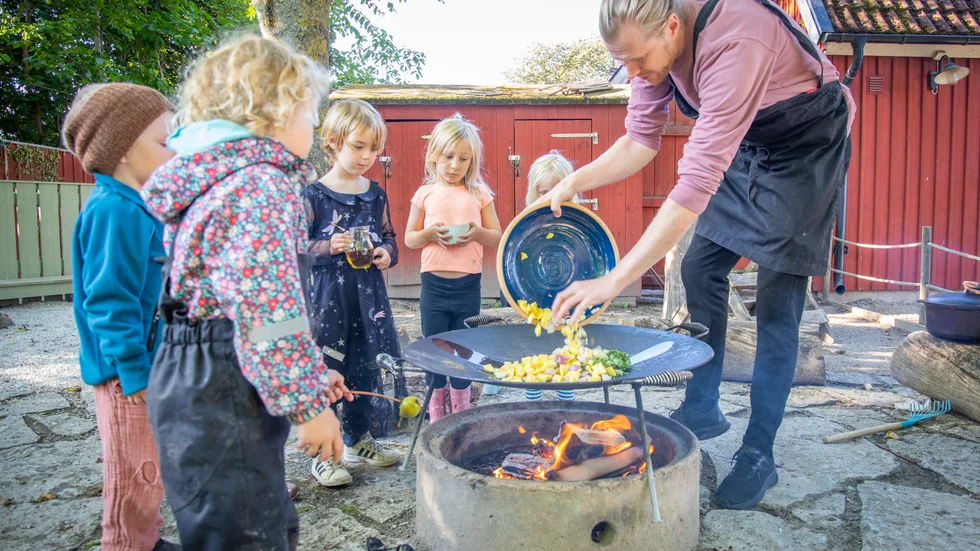 ”Tidigare när jag tävlat i Årets kock har jag i stort sett fokuserat på det all vaken tid. Nu har jag några dagar varje vecka när jag gör något annat, vilket känns väldigt nyttigt”, säger Luqaz om att laga mat till barn några dagar i veckan. 