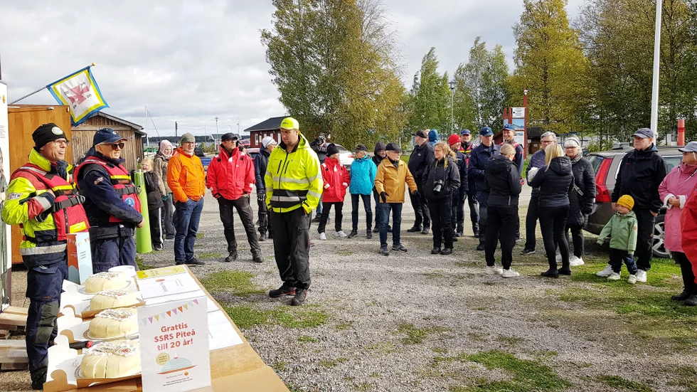 Sjöräddningssällskapet firade 20 år i Piteå på söndagen i Renöhamn med tårta, tal och fyrfaldigt leve.