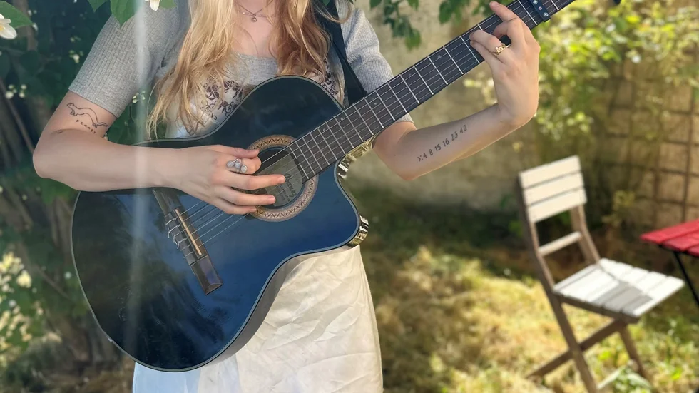 Felicia Godman har gått musikerutbildningen Ella på folkhögskolan i Fårösund, och växt upp på Fårö och i Fårösund.