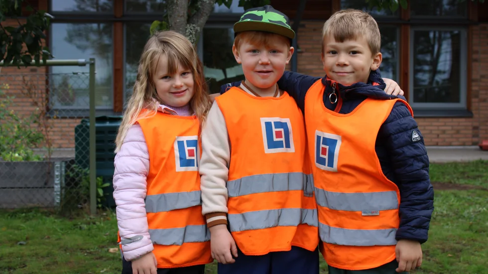 Femåringarna Nejlika Ingelsjö, Liam Andersson och Leo Karlsson tycker att det är skoj att fira förskolans födelsedag. "Det bästa med kalas är att leka", säger de.