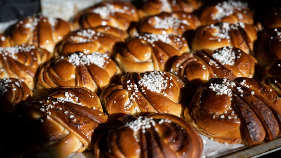 Tänk inte bara på kanelbullar 4 oktober - skänk även den bagare som bakat kanelbullarna och den fria företagsamheten en tanke, uppmanar moderaterna Anna Sillén, Helena Koch och Christoffer Öqvist.