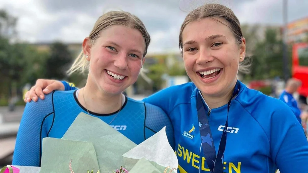 Medalj till Stina Kagevi, Motala AIF, på veckans junior-EM i cykling. Här tillsammans med lagkamraten Ella Wahlström, Maif, som kom nia. På fredagens linjelopp kom Maifåkaren Karin Söderqvist 31:a, 38 sekunder efter vinnaren.