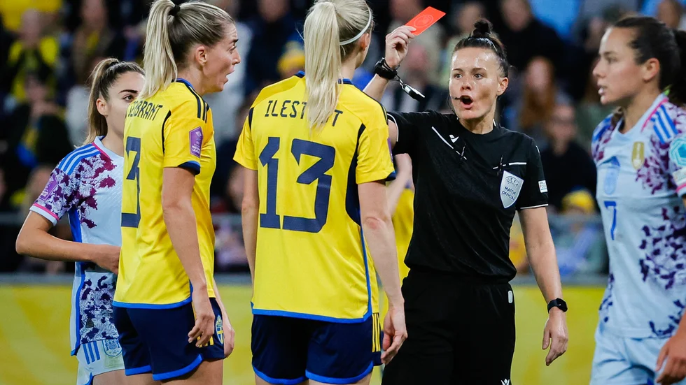 Sveriges Amanda Ilestedt (med nummer 13) fick rött kort efter orsakad straff. Spanien kunde sedan avgöra.