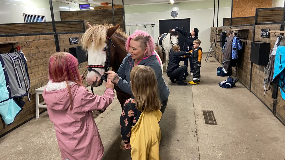 Platserna på ridlekiset i Norrfjärden fylldes fort. Nu träffas fyra barn i stallet varje fredag under fem veckor. Angelika Turström (bilden) och hennes syster Ann-Helen håller i tyglarna.