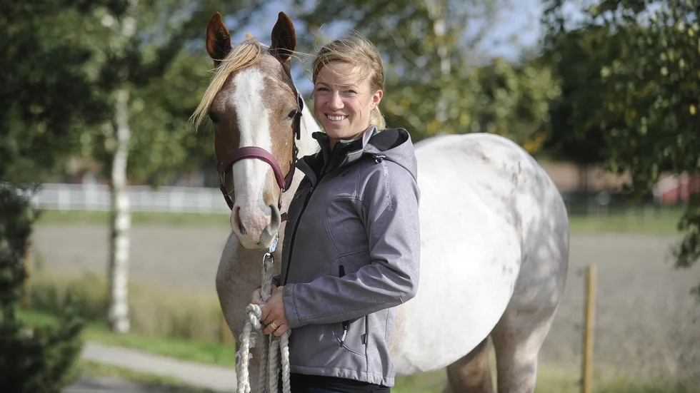 Josefin Odeberg med ettåriga quarterhästen Phoebe, som hon hoppas skulle kunna börja tävla nästa år.