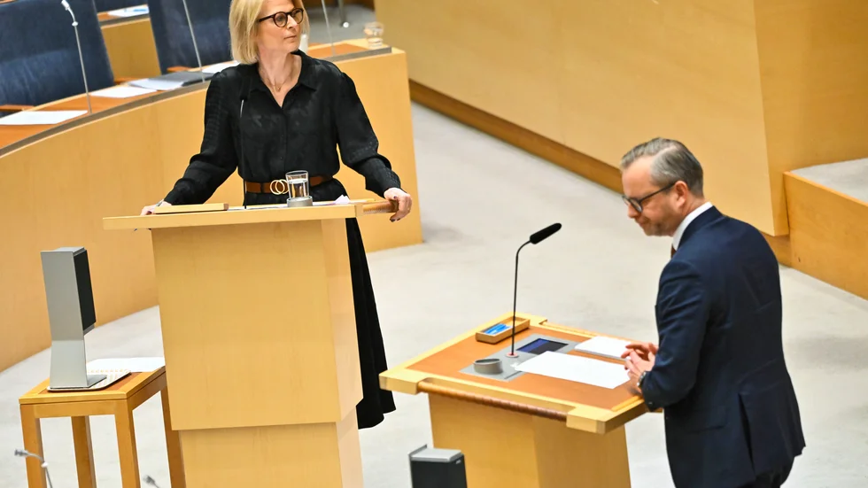 Mikael Damberg, Socialdemokraternas finansministerkandidat, har slagläge. Finansminister Elisabeth Svantesson (M) och regeringen bedriver en snål politik mot välfärdssektorn.