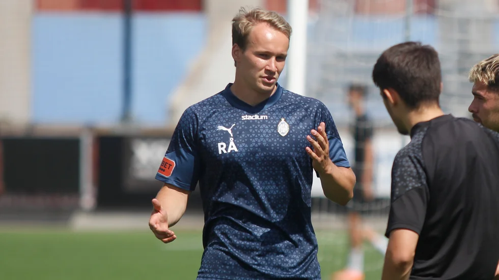 AFC Eskilstuna och assisterande tränaren Robert Åstedt gjorde under torsdagen klart med en sydafrikansk försvarare.
